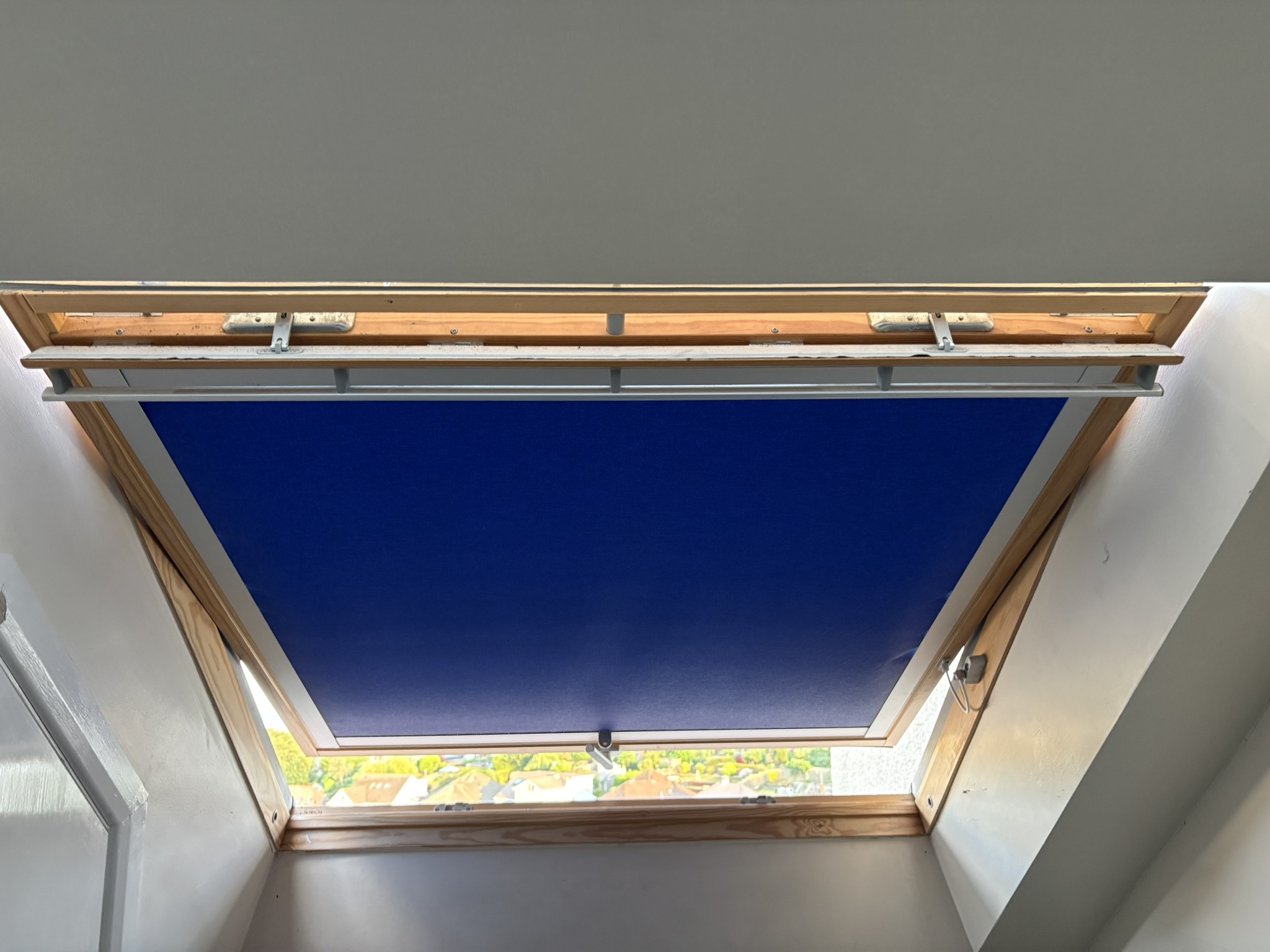 Switchable glass unit close-up, white diffused state