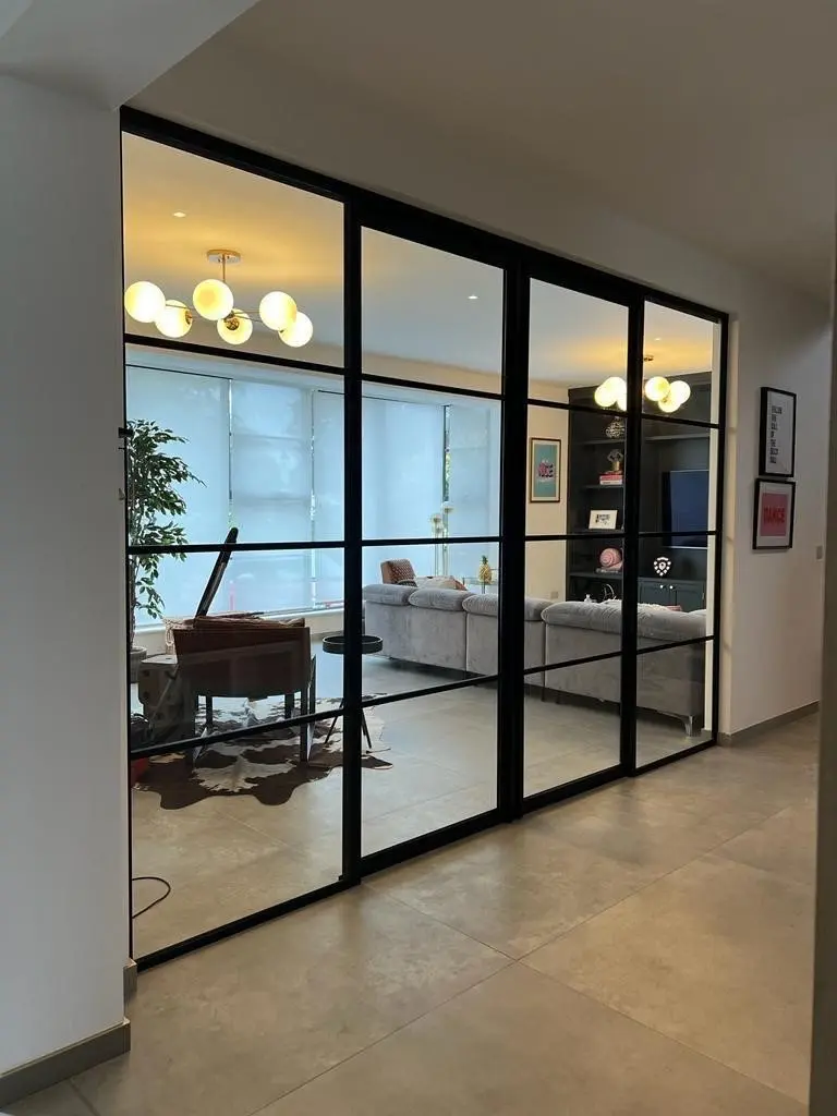 Switchable glass in office